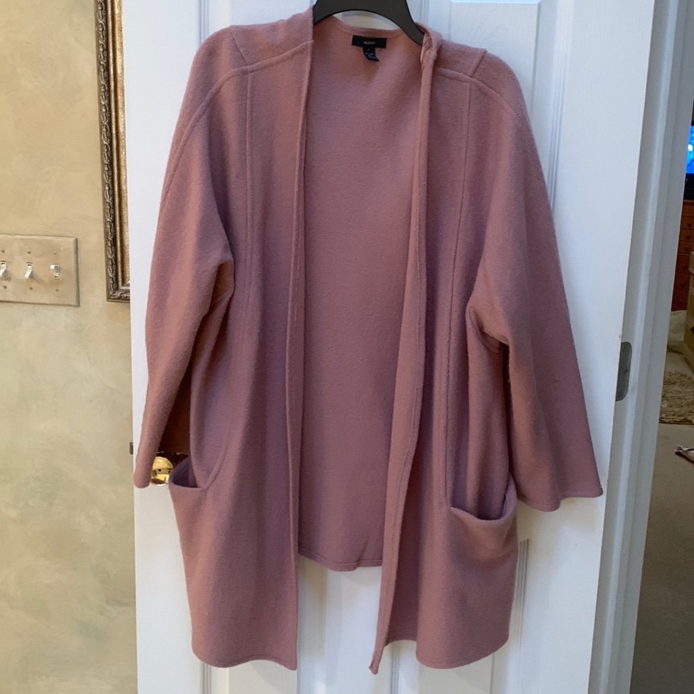 Beautiful, comfy mauve open wool sweater, 2 front pockets